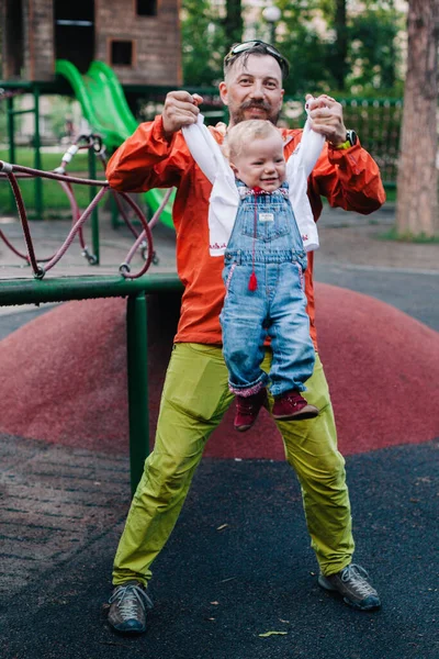 Pappa Leker Med Sin Dotter Vacker Ukrainsk Broderad Skjorta Lekplatsen — Stockfoto