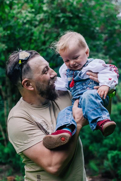 Dad Plays His Little Daughter Beautiful Ukrainian Embroidered Shirt Playground — Stock Photo, Image