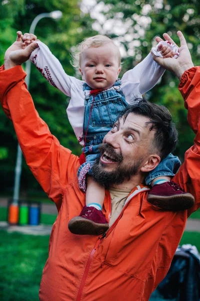 Dad Plays His Little Daughter Beautiful Ukrainian Embroidered Shirt Playground — Stock Photo, Image