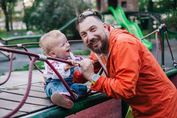 Dad Plays His Little Daughter Beautiful Ukrainian Embroidered Shirt Playground — Stock Photo, Image
