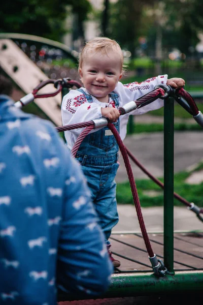 Uma Menina Uma Camisa Bordada Macacão Jeans Joga Parque Infantil — Fotografia de Stock