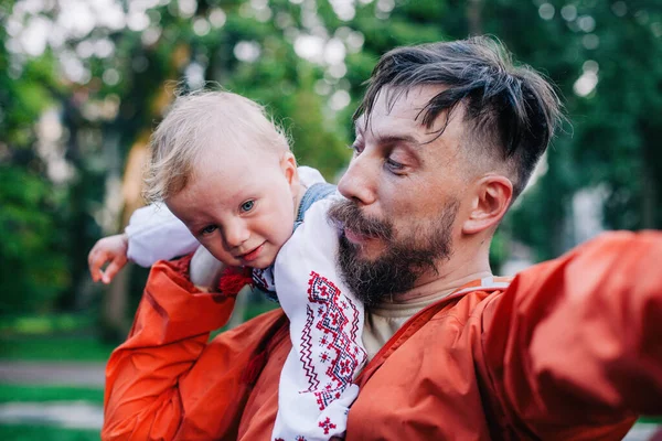 Dad Plays His Little Daughter Beautiful Ukrainian Embroidered Shirt Playground — Stock Photo, Image