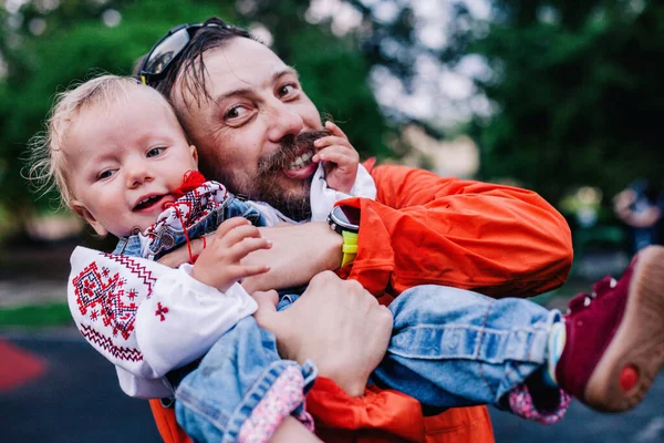 Papa Joue Avec Petite Fille Dans Une Belle Chemise Brodée Photos De Stock Libres De Droits