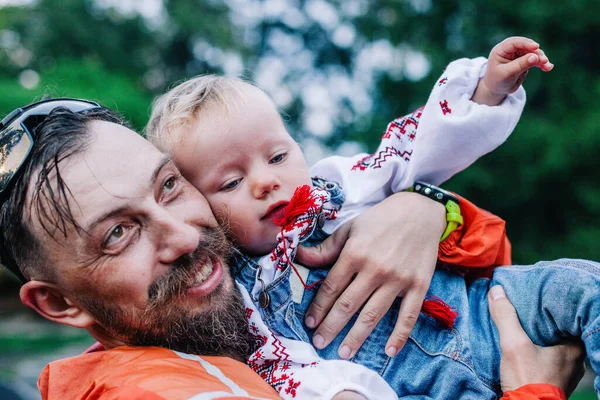 Papa Joue Avec Petite Fille Dans Une Belle Chemise Brodée Image En Vente