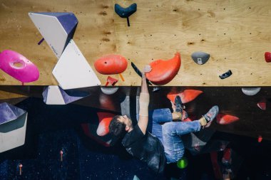 Ukrayna. Kiev. Tırmanma ve kaya tırmanışında 24.09.2022 yarışma. Spor salonu 