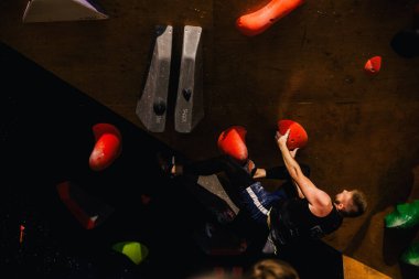 Ukrayna. Kiev. Tırmanma ve kaya tırmanışında 24.09.2022 yarışma. Spor salonu 