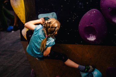 Ukrayna. Kiev. Tırmanma ve kaya tırmanışında 24.09.2022 yarışma. Spor salonu 