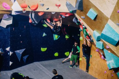 Ukrayna. Kiev. Tırmanma ve kaya tırmanışında 24.09.2022 yarışma. Spor salonu 