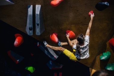 Ukrayna. Kiev. Tırmanma ve kaya tırmanışında 24.09.2022 yarışma. Spor salonu 