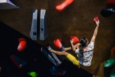 Ukrayna. Kiev. Tırmanma ve kaya tırmanışında 24.09.2022 yarışma. Spor salonu 