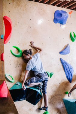 Ukrayna. Kiev. Tırmanma ve kaya tırmanışında 24.09.2022 yarışma. Spor salonu 