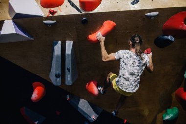 Ukrayna. Kiev. Tırmanma ve kaya tırmanışında 24.09.2022 yarışma. Spor salonu 