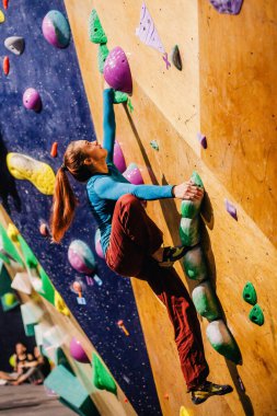 Ukrayna. Kiev. Tırmanma ve kaya tırmanışında 24.09.2022 yarışma. Spor salonu 