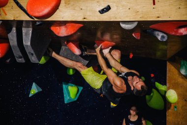 Ukrayna. Kiev. Tırmanma ve kaya tırmanışında 24.09.2022 yarışma. Spor salonu 