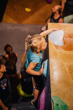 Ukrayna. Kiev. Tırmanma ve kaya tırmanışında 24.09.2022 yarışma. Spor salonu 