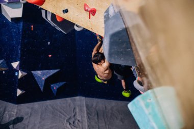 Ukrayna. Kiev. Tırmanma ve kaya tırmanışında 24.09.2022 yarışma. Spor salonu 