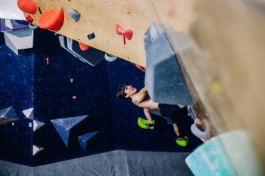 Ukrayna. Kiev. Tırmanma ve kaya tırmanışında 24.09.2022 yarışma. Spor salonu 