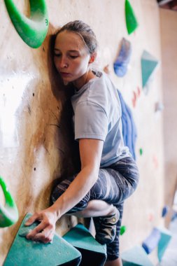 Ukrayna. Kiev. Tırmanma ve kaya tırmanışında 24.09.2022 yarışma. Spor salonu 