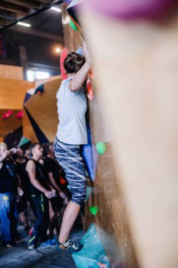 Ukrayna. Kiev. Tırmanma ve kaya tırmanışında 24.09.2022 yarışma. Spor salonu 