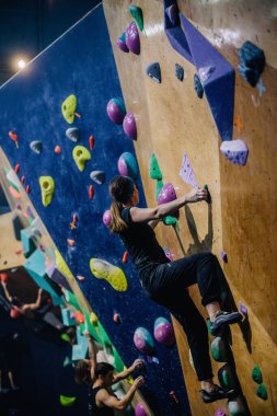 Ukrayna. Kiev. Tırmanma ve kaya tırmanışında 24.09.2022 yarışma. Spor salonu 