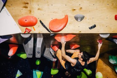 Ukrayna. Kiev. Tırmanma ve kaya tırmanışında 24.09.2022 yarışma. Spor salonu 