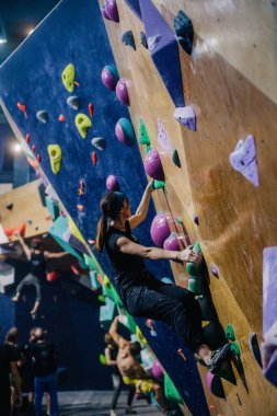 Ukrayna. Kiev. Tırmanma ve kaya tırmanışında 24.09.2022 yarışma. Spor salonu 