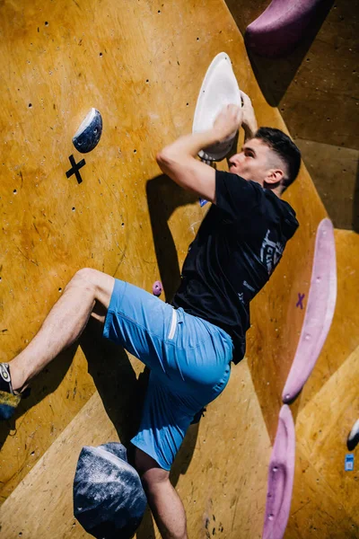 Ukraina Kiev 2022 Tävlingar Klättring Bouldering Klättrar Gym Space Högkvalitativt — Stockfoto