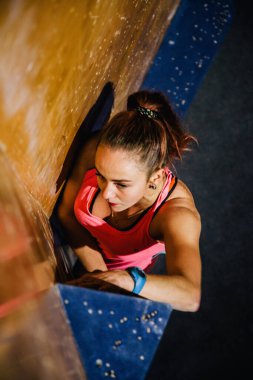 Ukrayna. Kiev. Tırmanma ve kaya tırmanışında 24.09.2022 yarışma. Spor salonu 