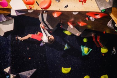 Ukrayna. Kiev. Tırmanma ve kaya tırmanışında 24.09.2022 yarışma. Spor salonu 