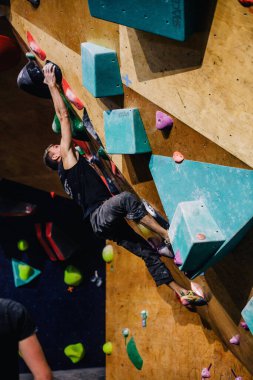 Ukrayna. Kiev. Tırmanma ve kaya tırmanışında 24.09.2022 yarışma. Spor salonu 