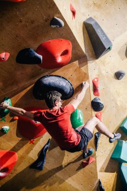 Ukrayna. Kiev. Tırmanma ve kaya tırmanışında 24.09.2022 yarışma. Spor salonu 