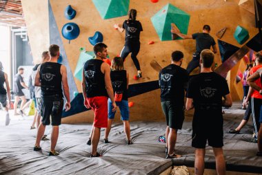 Ukrayna. Kiev. Tırmanma ve kaya tırmanışında 24.09.2022 yarışma. Spor salonu 