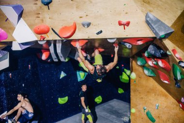 Ukrayna. Kiev. Tırmanma ve kaya tırmanışında 24.09.2022 yarışma. Spor salonu 