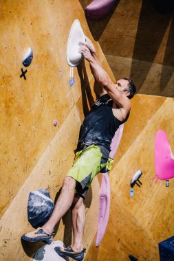 Ukrayna. Kiev. Tırmanma ve kaya tırmanışında 24.09.2022 yarışma. Spor salonu 