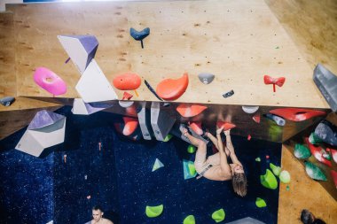 Ukrayna. Kiev. Tırmanma ve kaya tırmanışında 24.09.2022 yarışma. Spor salonu 