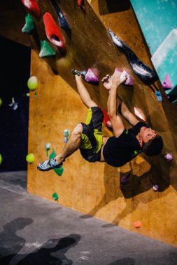 Ukrayna. Kiev. Tırmanma ve kaya tırmanışında 24.09.2022 yarışma. Spor salonu 