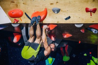 Ukrayna. Kiev. Tırmanma ve kaya tırmanışında 24.09.2022 yarışma. Spor salonu 