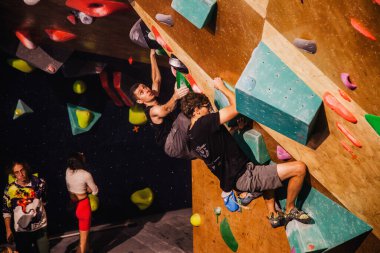 Ukrayna. Kiev. Tırmanma ve kaya tırmanışında 24.09.2022 yarışma. Spor salonu 