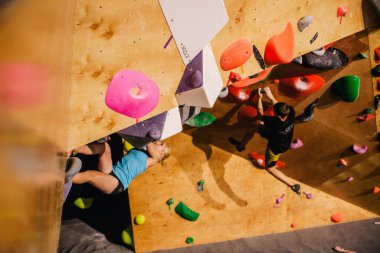 Ukrayna. Kiev. Tırmanma ve kaya tırmanışında 24.09.2022 yarışma. Spor salonu 