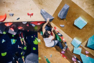 Ukrayna. Kiev. Tırmanma ve kaya tırmanışında 24.09.2022 yarışma. Spor salonu 