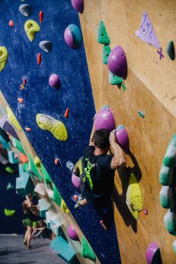 Ukrayna. Kiev. Tırmanma ve kaya tırmanışında 24.09.2022 yarışma. Spor salonu 