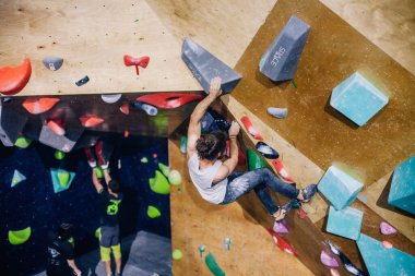 Ukrayna. Kiev. Tırmanma ve kaya tırmanışında 24.09.2022 yarışma. Spor salonu 