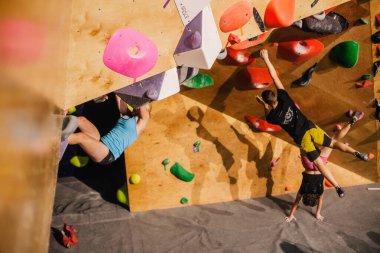 Ukrayna. Kiev. Tırmanma ve kaya tırmanışında 24.09.2022 yarışma. Spor salonu 