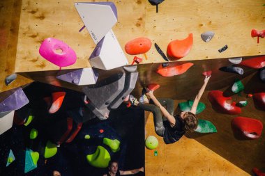 Ukrayna. Kiev. Tırmanma ve kaya tırmanışında 24.09.2022 yarışma. Spor salonu 