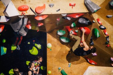 Ukrayna. Kiev. Tırmanma ve kaya tırmanışında 24.09.2022 yarışma. Spor salonu 