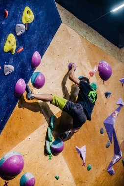 Ukrayna. Kiev. Tırmanma ve kaya tırmanışında 24.09.2022 yarışma. Spor salonu 