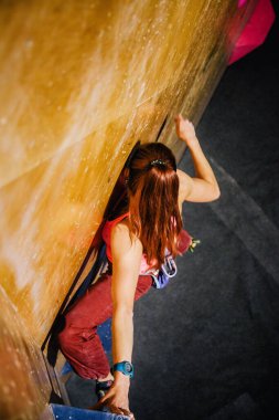 Ukrayna. Kiev. Tırmanma ve kaya tırmanışında 24.09.2022 yarışma. Spor salonu 