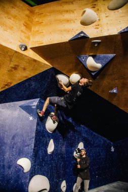 Ukrayna. Kiev. Tırmanma ve kaya tırmanışında 24.09.2022 yarışma. Spor salonu 