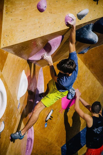 Ukraina Kiev 2022 Tävlingar Klättring Bouldering Klättrar Gym Space Högkvalitativt — Stockfoto