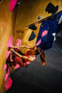 Ukrayna. Kiev. Tırmanma ve kaya tırmanışında 24.09.2022 yarışma. Spor salonu 